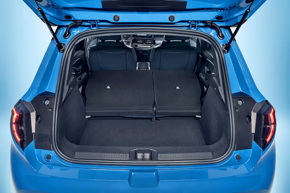 Der Kofferraum mit hoher Ladekante ist nicht sehr groß geraten, beim Umklappen der Rückenlehnen gibt es eine hohe Stufe. Foto: Nissan