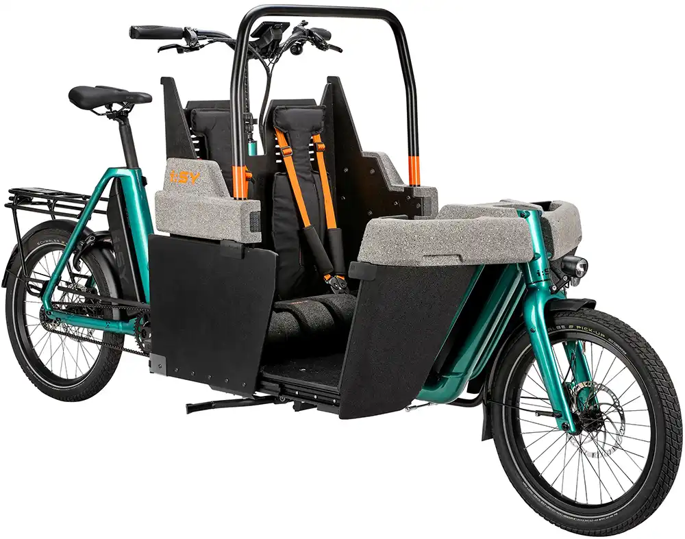 Nahaufnahme der i:SY Cargo Sicherheitskabine mit Überrollbügel und zwei Kindersitzen inklusive Gurtsystem.