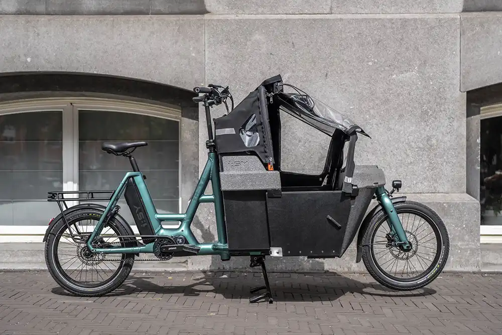 Kompakter Lasten-Zwerg: Das i:SY Cargo Maxi mit geschlossenem CAB-Modul und wetterfestem Verdeck zum Kindertransport.