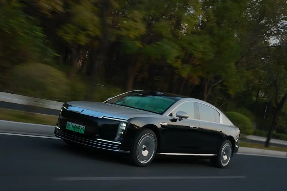 Der Maextro S800 von Huawei und JAC – Eine luxuriöse Elektro-Limousine mit Chauffeur-Ambiente bei einer Testfahrt.