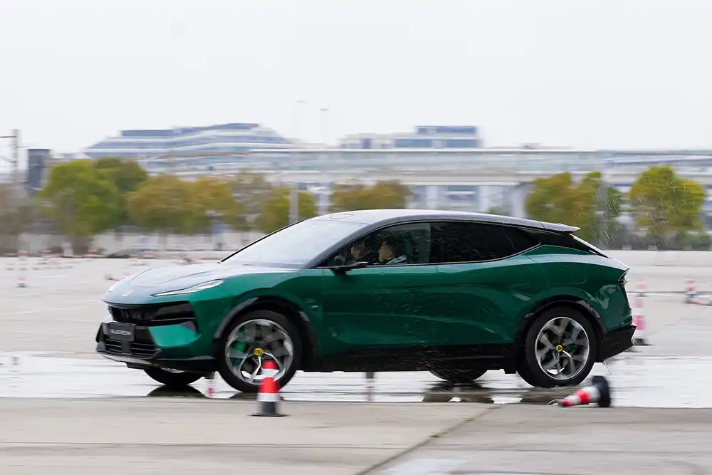Wie andere chinesische Hersteller auch, stellt Lotus dem vollelektrischen Eletre einen besonders cleveren Plug-In-Hybriden zur Seite. Foto: Lotus