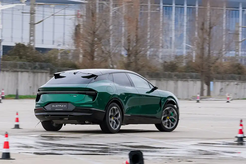 Rein elektrisch soll der Eletre X so - nach der chinesischen Messnorm WLTC - 350 Kilometer schaffen. Foto: Lotus