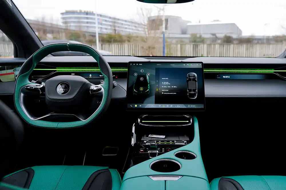 Viel Display, wenig Schalter und Knöpfe - das Cockpit des Lotus Eletre X. Foto: Lotus