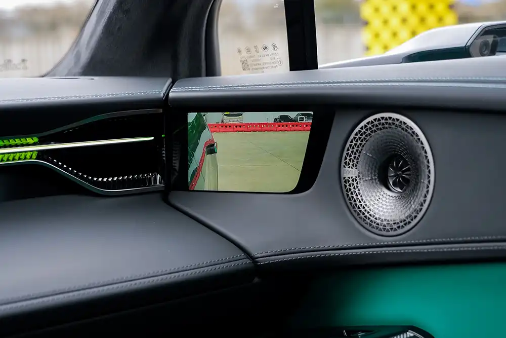 Den klassischen Rückspiegel aus Glas ersetzt ein kleines Display in der Türinnenverkleidung. Foto: Lotus