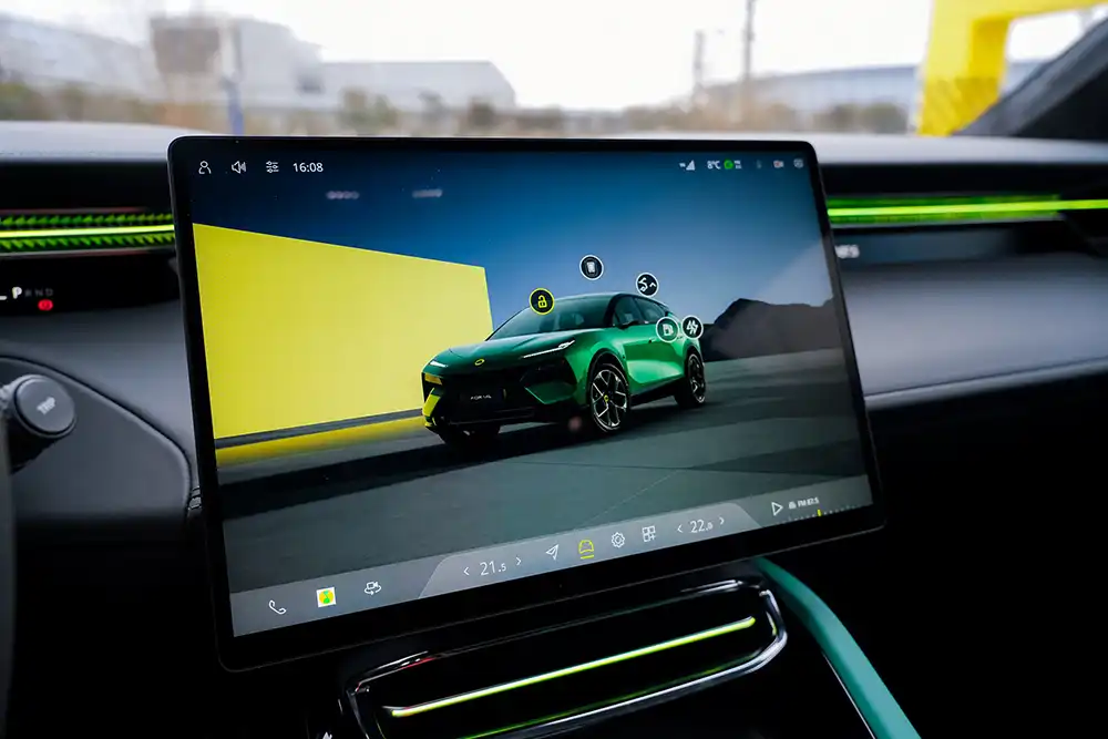 Im Zentrum des Anzeige- und Bediensystems steht der zentrale Touchscreen. Foto: Lotus