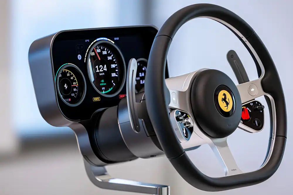 Cockpit-Studie des Ferrari Luce mit digitalem Tacho und klassischen Bedienelementen – Interieur-Design von Jony Ive.