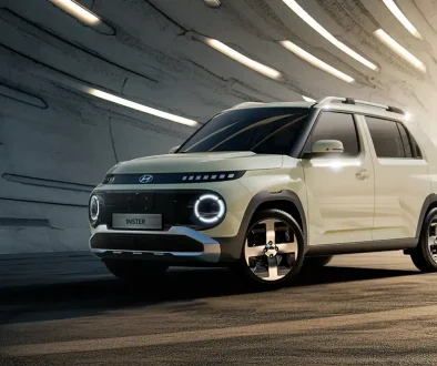 Der neue Hyundai Inster im Tunnel – Ein Beispiel für die wachsende Zahl preiswerter Elektroautos unter 25.000 Euro