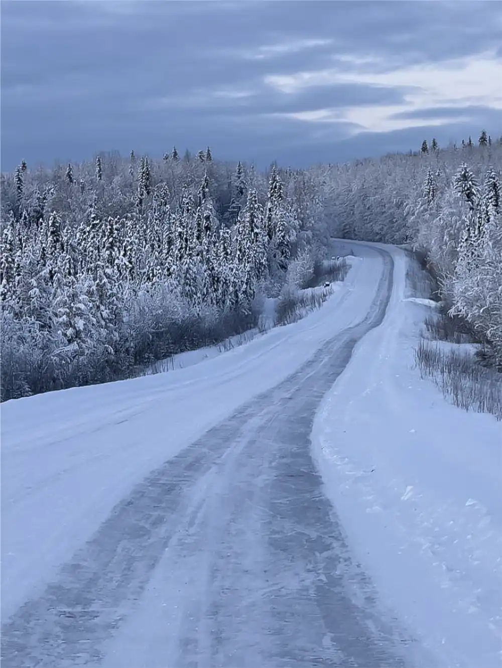800 Kilometer sind es von hier aus bis Deadhorse an der Prudhoe Bay – im Sommer eine Herausforderung, im Winter ein Wagnis. Foto: Benjamin Bessinger/SP-X