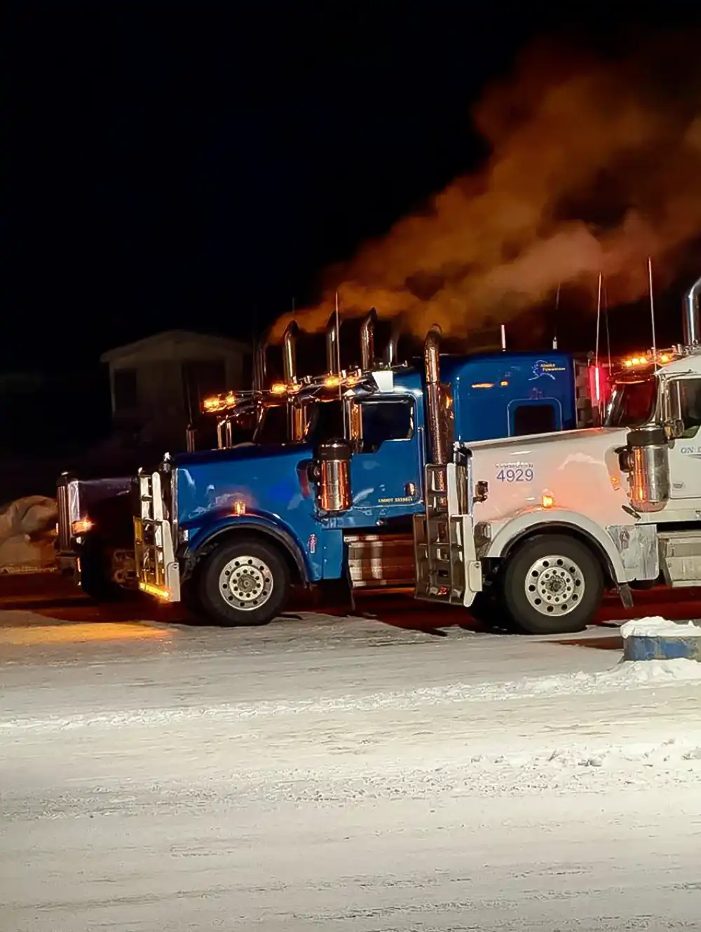 Die meisten Menschen kennen den Dalton Highway nur aus dem Fernsehen: als Bühne der „Ice Road Trucker“, die hier bei minus 40 Grad ihre Lastzüge durch die Schneestürme prügeln. Foto: Benjamin Bessinger/SP-X