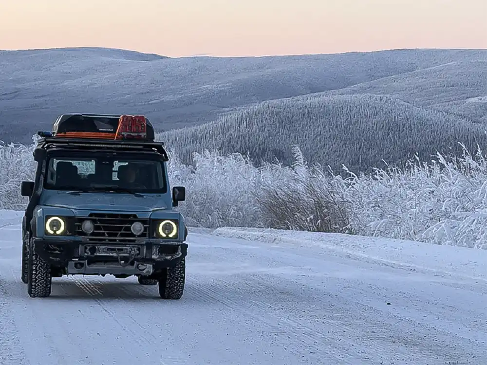 Babyblau hebt sich die Karosserie vom Weiß der Landschaft ab. Foto: Benjamin Bessinger/SP-X