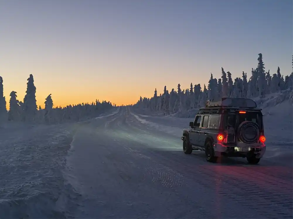 Der Ineos ist gut präpariert: Leiterrahmen statt selbsttragende Struktur, Starrachsen vorn und hinten, permanenter Allradantrieb, Untersetzung, manuell sperrbare Differenziale. Foto: Benjamin Bessinger/SP-X