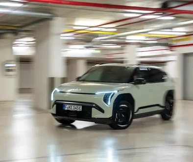 Ein moderner Kia EV3 fährt durch ein Parkhaus – Kompakte Elektro-SUVs gewinnen 2026 laut CAM-Studie massiv an Marktanteilen.