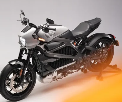 Alt-Text: Das Elektro-Motorrad Livewire One in Nimbus Gray in einer Studioaufnahme – Jetzt zum deutlich reduzierten Preis erhältlich.