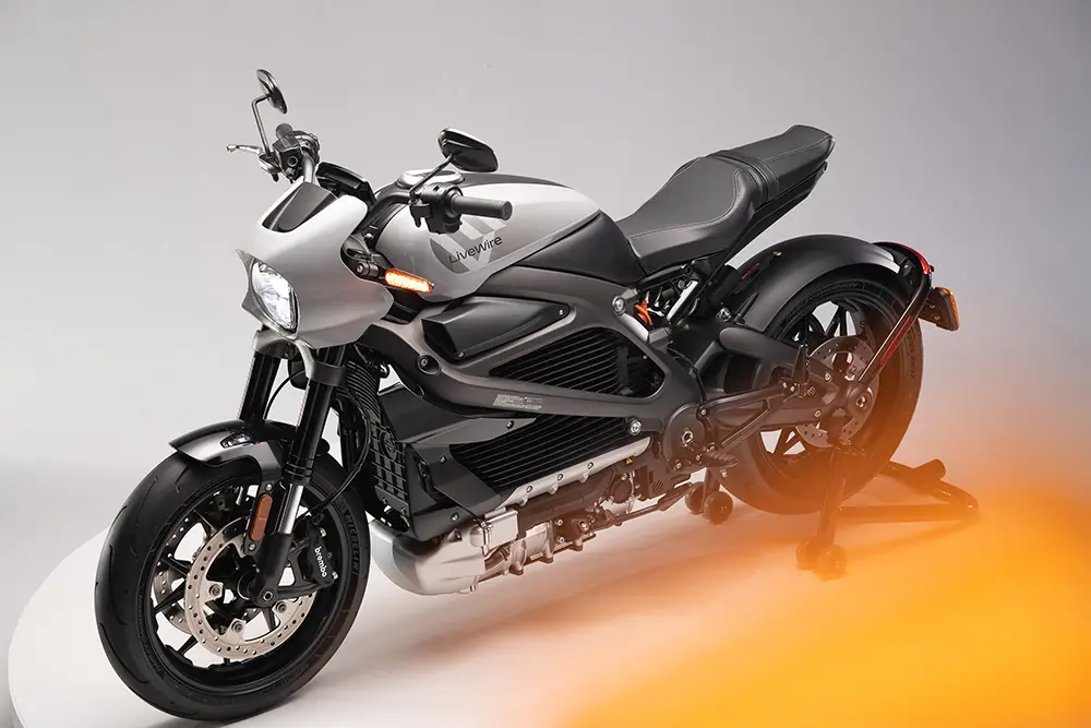 Alt-Text: Das Elektro-Motorrad Livewire One in Nimbus Gray in einer Studioaufnahme – Jetzt zum deutlich reduzierten Preis erhältlich.
