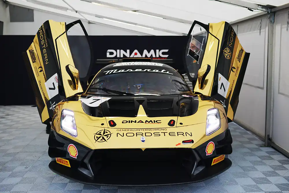 Der Maserati GT2 von Dinamic Motorsport mit markanter Gold-Lackierung in der Boxengasse der GT2 European Series. Foto: Maserati
