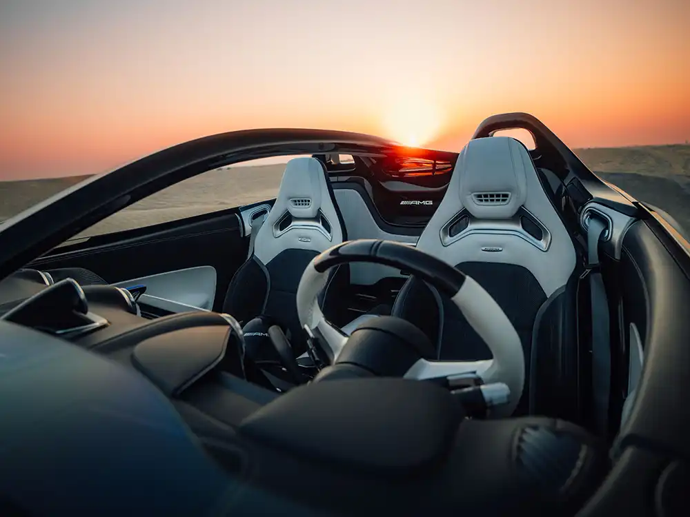 Über dem Cockpit spannt sich stattdessen ein Karbonbügel, inspiriert vom Halo-System der Formel 1. Foto: Mercedes-Benz