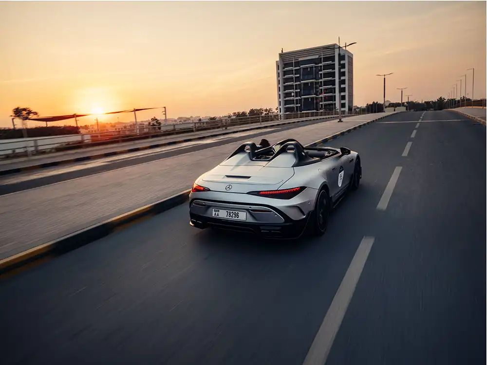 Zwei aerodynamische Höcker hinter den Sitzen zitieren die Silberpfeile der fünfziger Jahre. Foto: Mercedes-Benz