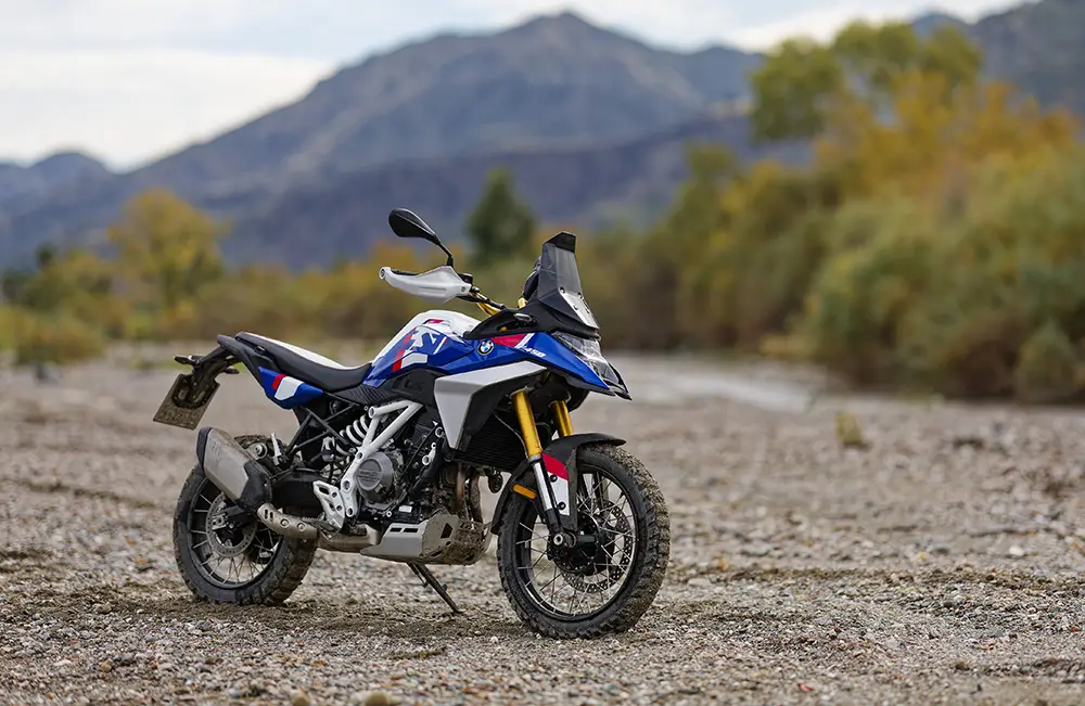 Von wegen Ende Gelände: neue Die BMW F 450 GS empfiehlt sich insbesondere in der Version Trophy auch für Ausflüge abseits befestigter Straßen. Foto: BMW