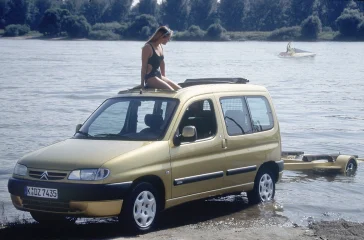 Gelber Citroën Berlingo der ersten Generation als Freizeit- und Familienauto am Seeufer