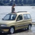 Gelber Citroën Berlingo der ersten Generation als Freizeit- und Familienauto am Seeufer