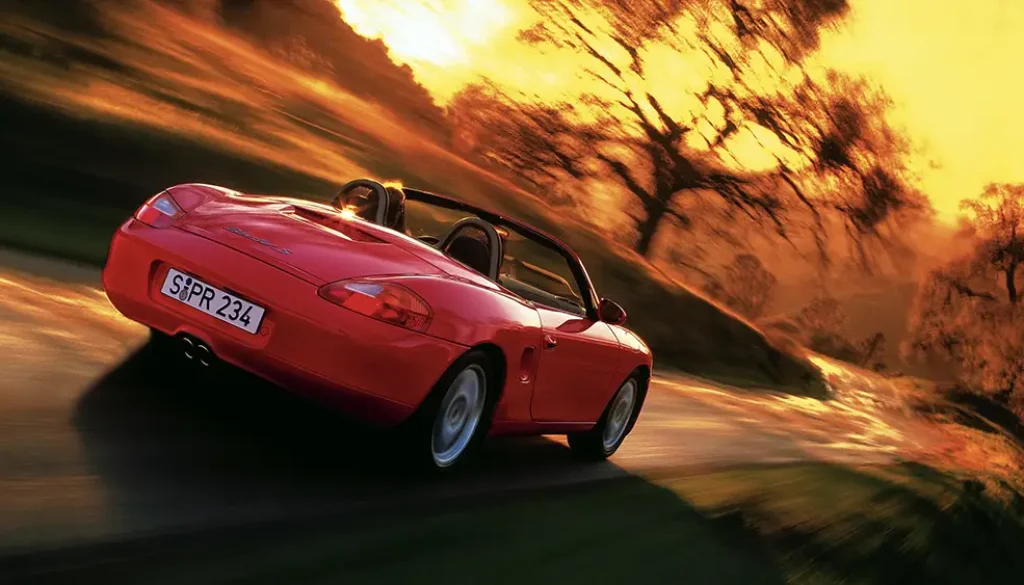 Mittelmotor-Layout reloaded – Mit dem Boxster revitalisierte Porsche 1996 ein legendäres Fahrspaßkonzept aus den 1950er Jahren. Foto: Porsche