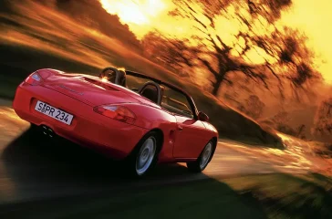 Mittelmotor-Layout reloaded – Mit dem Boxster revitalisierte Porsche 1996 ein legendäres Fahrspaßkonzept aus den 1950er Jahren. Foto: Porsche