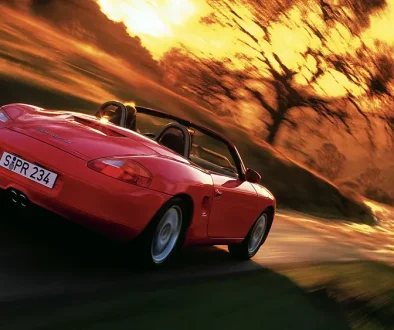 Mittelmotor-Layout reloaded – Mit dem Boxster revitalisierte Porsche 1996 ein legendäres Fahrspaßkonzept aus den 1950er Jahren. Foto: Porsche