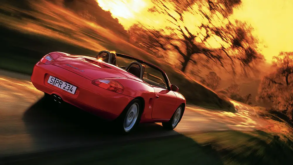 Mittelmotor-Layout reloaded – Mit dem Boxster revitalisierte Porsche 1996 ein legendäres Fahrspaßkonzept aus den 1950er Jahren. Foto: Porsche