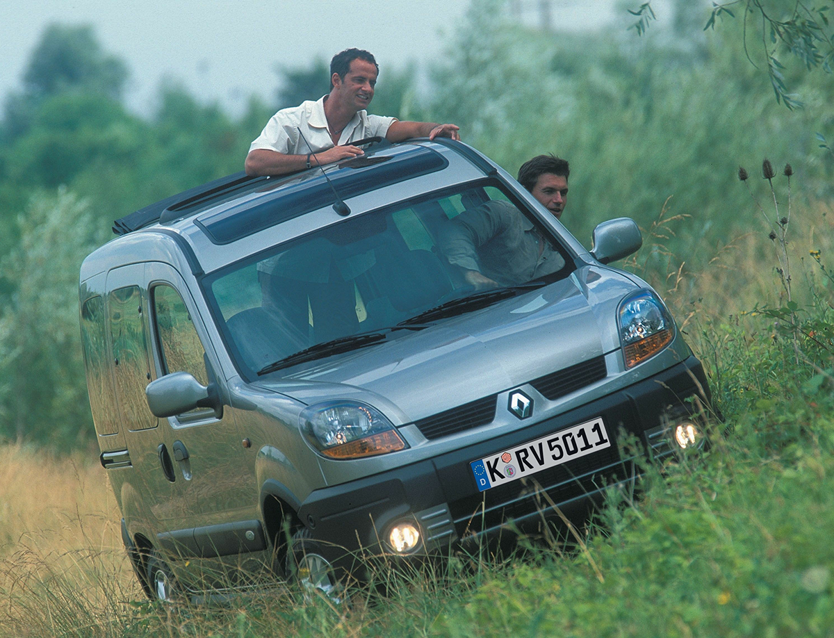 Renault Kangoo I im Offroad-Einsatz auf unbefestigten Wegen