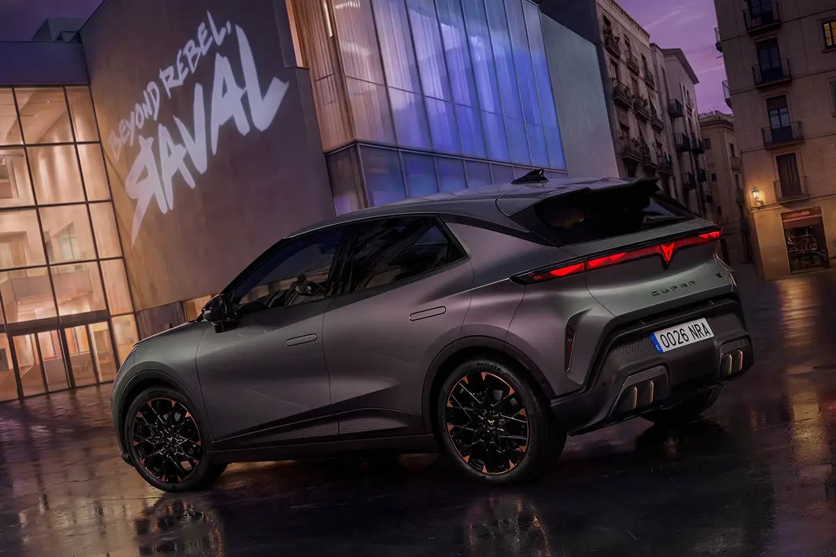 Heckansicht des Cupra Raval mit durchgehendem Leuchtenband und beleuchtetem Cupra-Logo.