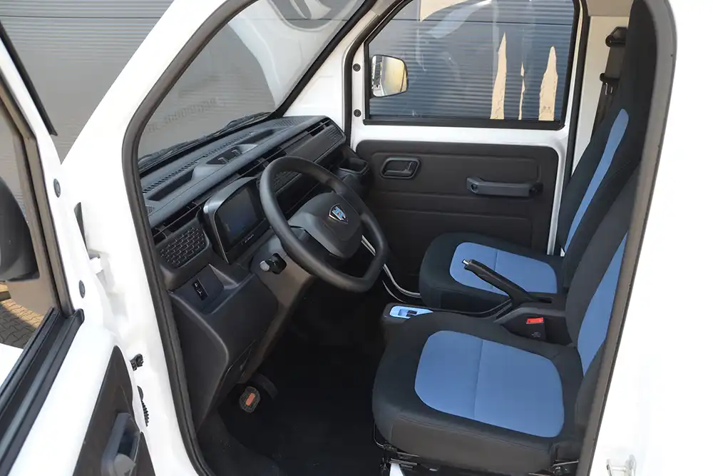Das einfach ausgestattete Cockpit des Ari 458 Pro mit blau-schwarzen Sitzen in der Camperversion.