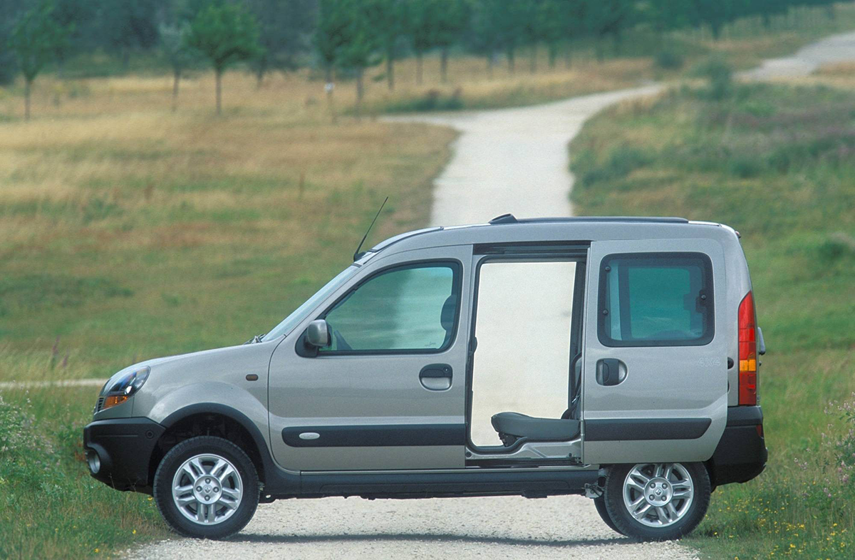 Renault Kangoo der ersten Serie mit weit geöffneter Schiebetür auf der Beifahrerseite