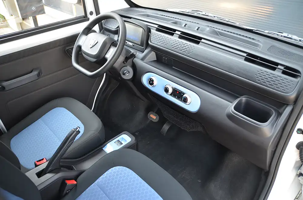 Die Cockpit ist aufgeräumt. Foto: Ari Motors