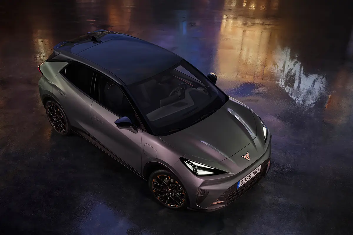 Vogelperspektive auf den kompakten Cupra Raval, die das sportliche Dachdesign und die versenkten Türgriffe betont.