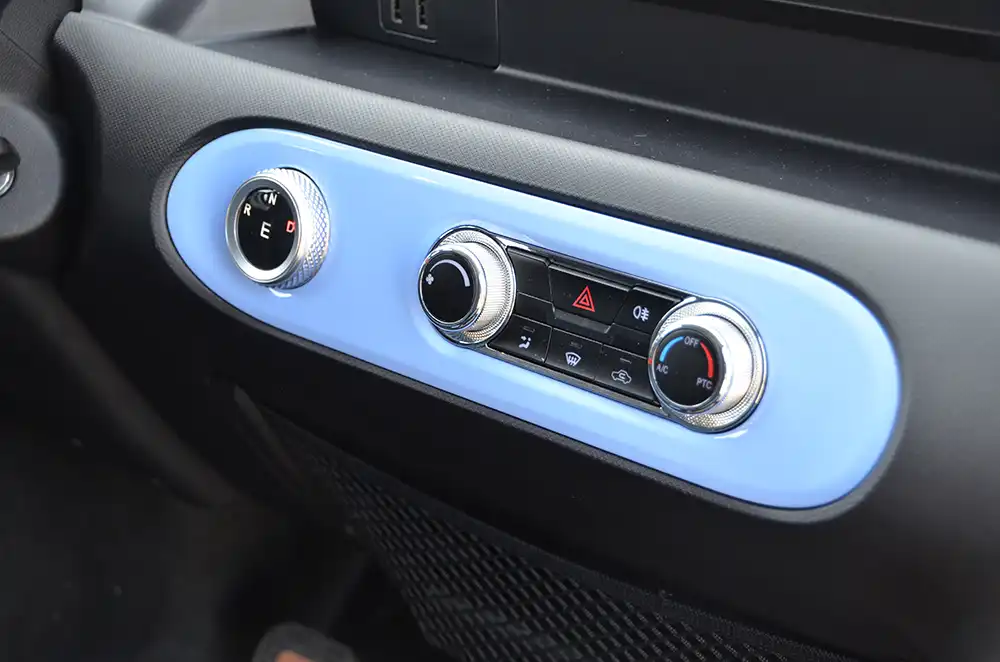 Die Bedienelemnte des Mini-Wohnmobils Ari 458 Pro. Foto: Ari Motors