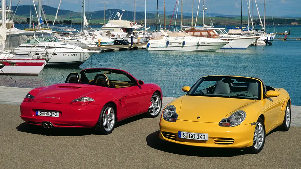 Begehrtes Basismodell – Mit einem Roadster als preiswertem Einstiegsmodell traf Porsche den Nerv der Zeit. Rund 165.000 Boxster erster Generation wurden bis 2005 gebaut. Foto: Porsche