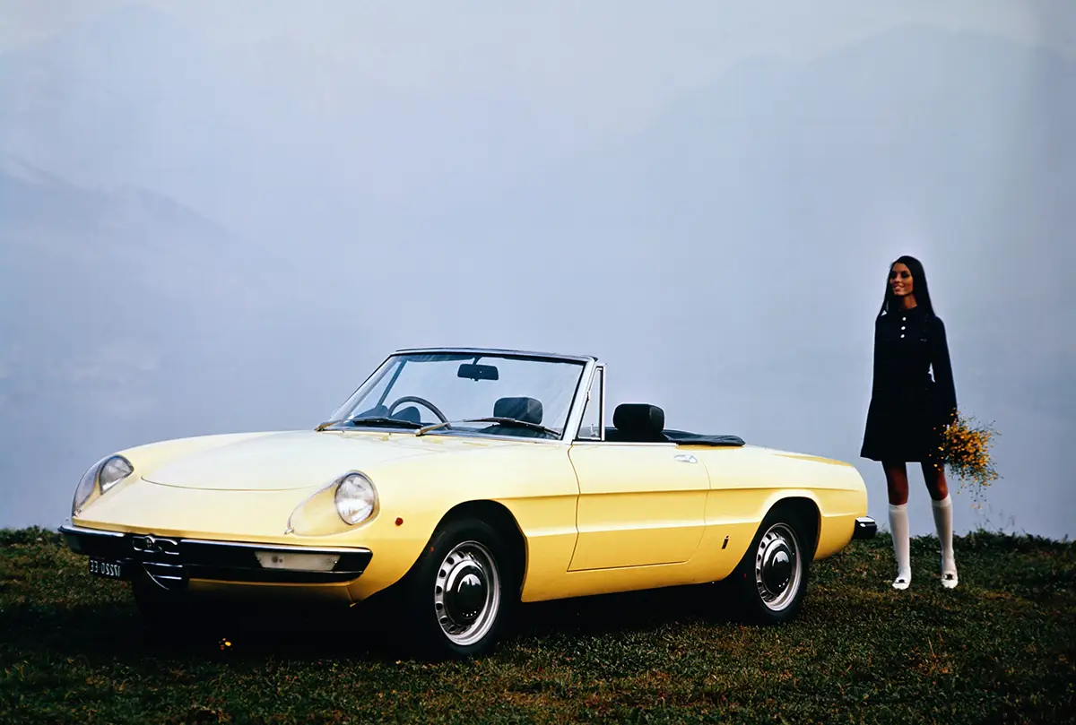 Gelber Alfa Romeo Spider Junior in der Fastback-Version Coda Tronca aus den 1970er Jahren.