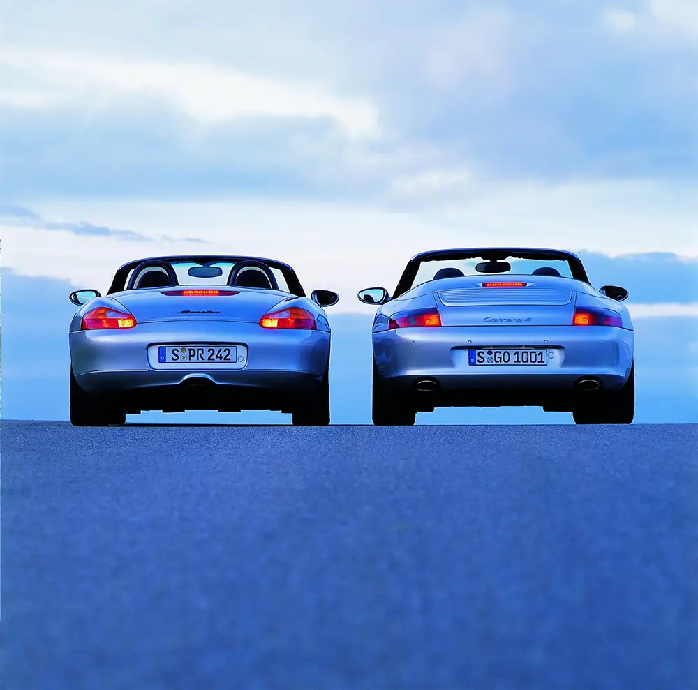 Kleiner Bruder des 911 – Der erste Boxster (links) teilte sich den Vorderwagen und die Türen mit dem 911 (Serie 996). Foto: Porsche