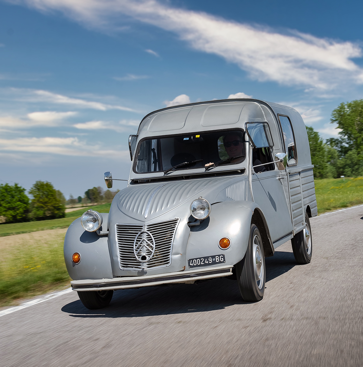 Klassischer Citroën 2 CV Kastenwagen (Fourgonnette) im legendären Wellblechdesign von 1951