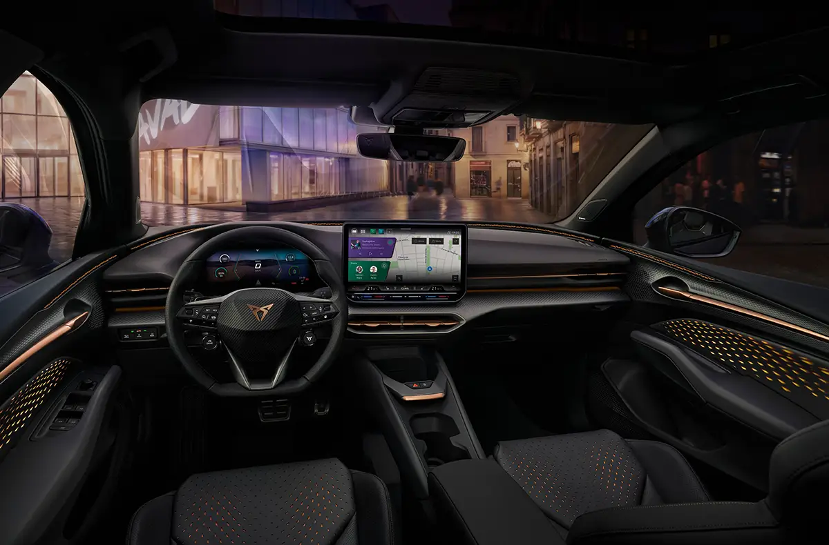 Das sportlich-digitale Cockpit des Cupra Raval mit beleuchteten Türpaneelen und zentralem Touchscreen.