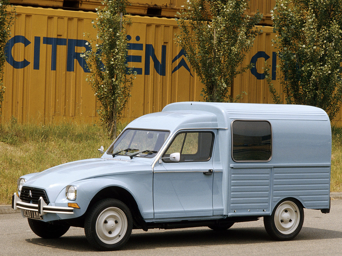 Hellblaue Citroën Acadiane, der modernisierte Nachfolger der Kastenente aus den 70er Jahren