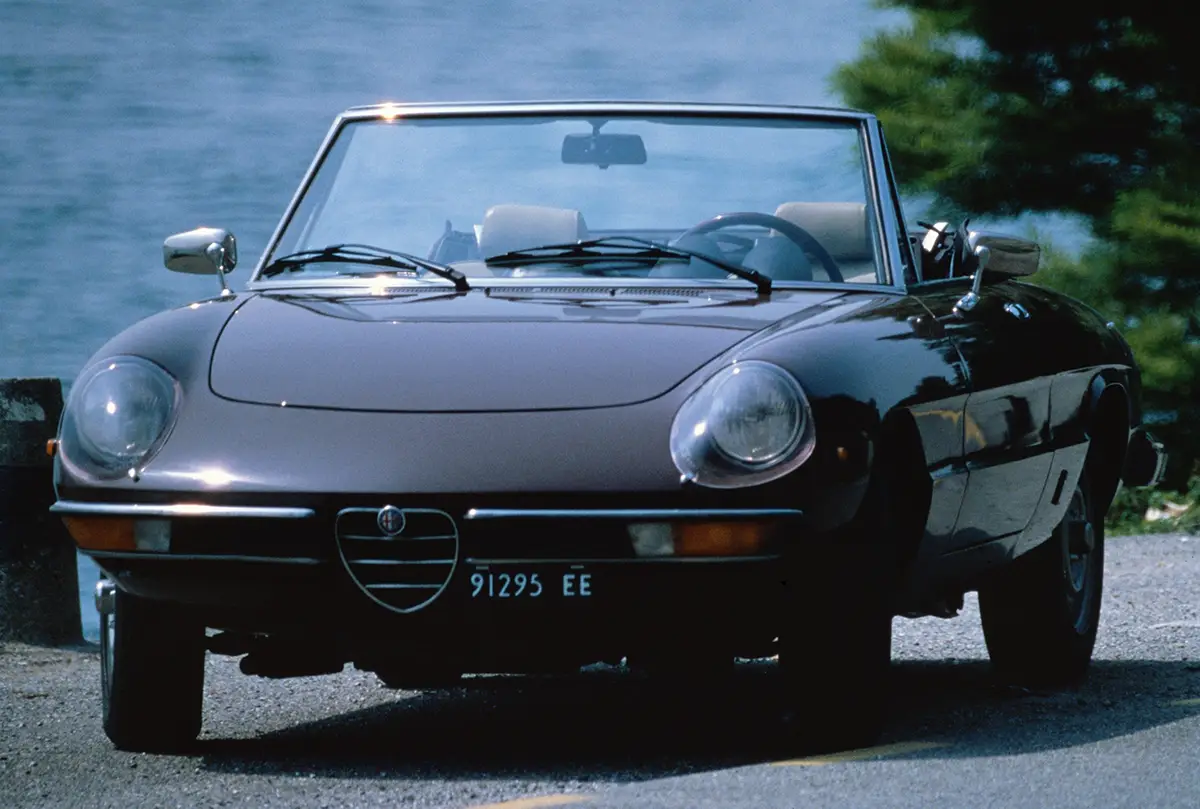 Frontalansicht eines Alfa Romeo Spider 2000 Veloce mit den markanten Scheinwerferabdeckungen aus Plexiglas.