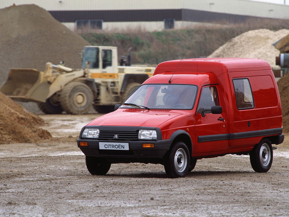 Roter Citroën C15 Kastenwagen im harten Arbeitseinsatz auf einer Baustelle
