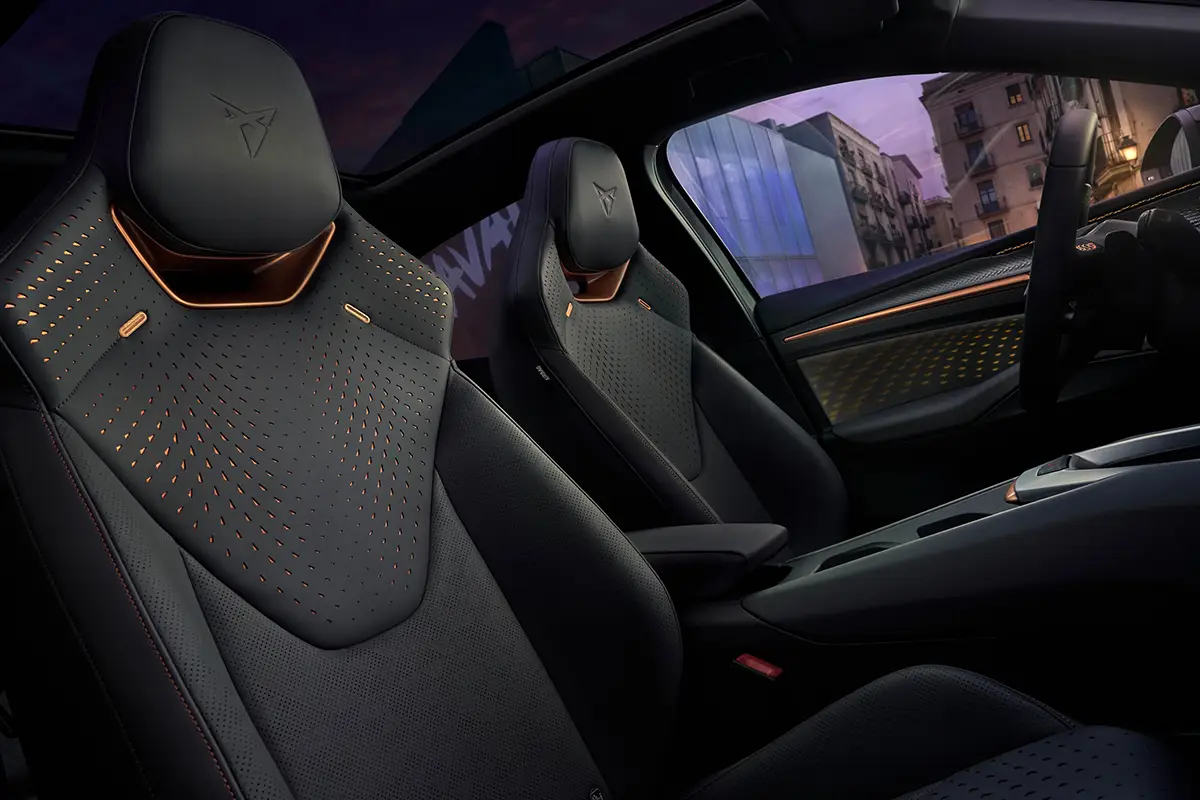 Detailansicht der Cupra Raval Sportsitze mit integrierten Kopfstützen und kupferfarbenen Akzenten.