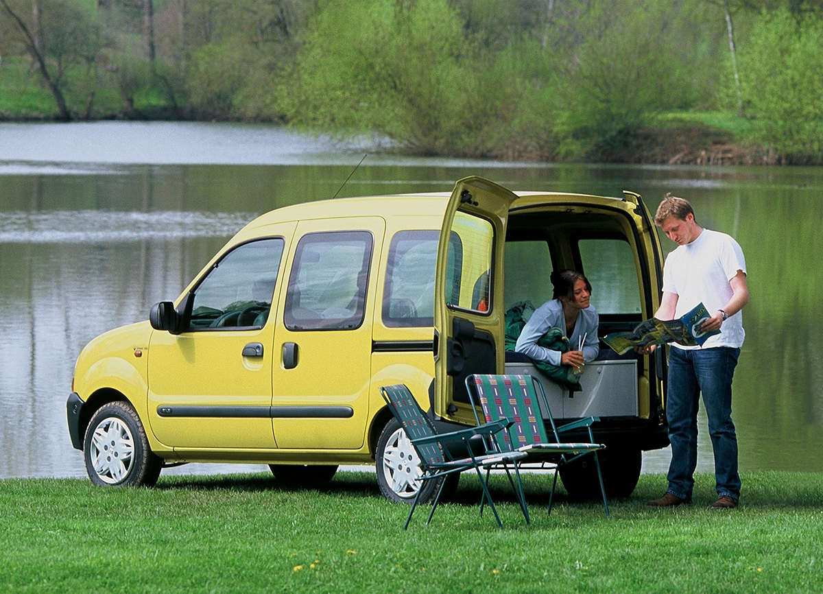 Gelber Renault Kangoo mit geöffneten Hecktüren beim Beladen für einen Ausflug ans Wasser