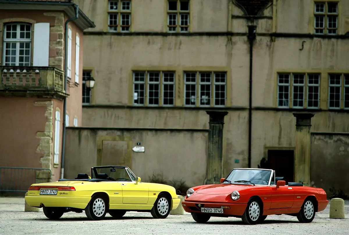 Vergleich zweier Generationen: Ein gelber Alfa Spider Fastback und ein roter Spider Aerodinamica.
