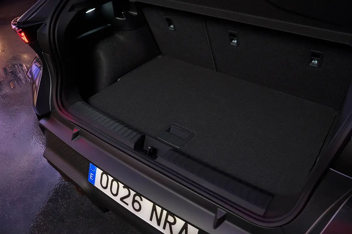 Der geöffnete Kofferraum des Cupra Raval zeigt das praktische Ladevolumen von bis zu 441 Litern.