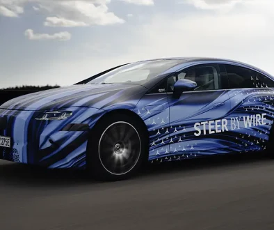 Tarnfolierter Mercedes EQS Testwagen mit Steer-by-wire Schriftzug bei einer Erprobungsfahrt auf abgesperrter Strecke. Foto: Mercedes-Benz
