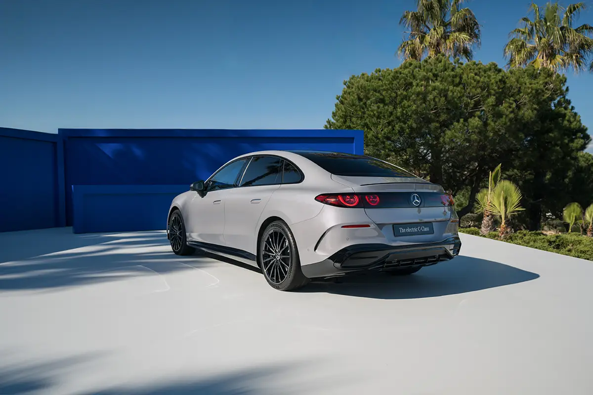 Heckansicht der neuen Mercedes C-Klasse Elektro mit durchgehendem Leuchtenband und aerodynamischem Design.