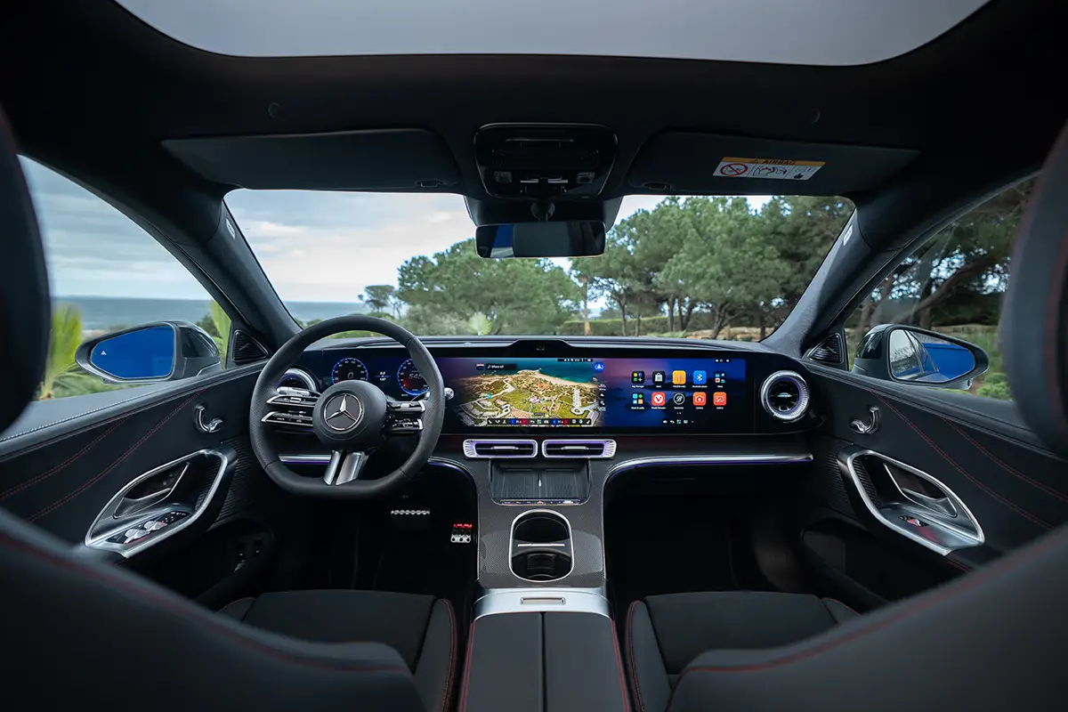 Luxuriöses Cockpit der elektrischen C-Klasse mit Hyperscreen, MBUX/MB.OS und Panoramaglasdach.